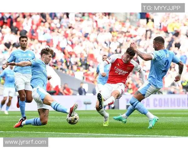 球星亲身示范游泳与足球完美结合的精彩瞬间