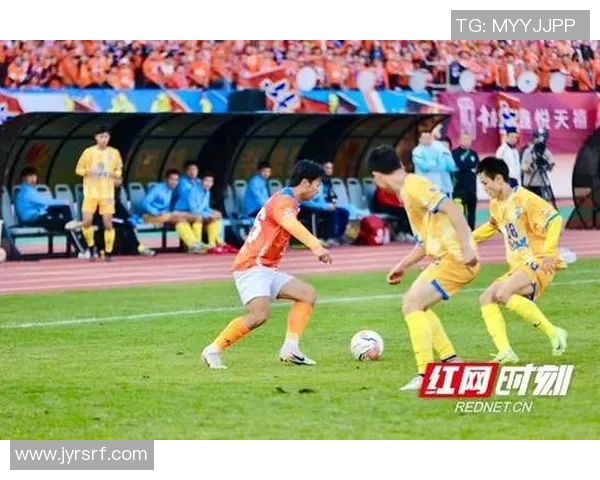 绿茵场上闪耀之星足球男神风采尽展激情时刻