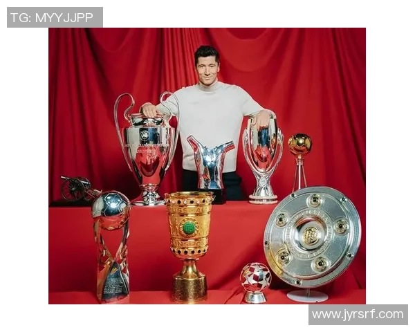 足球巨星握笔创意瞬间 捕捉球场外不为人知的专注与才华 足球巨星握笔创意瞬间 捕捉球场外不为人知的专注与才华